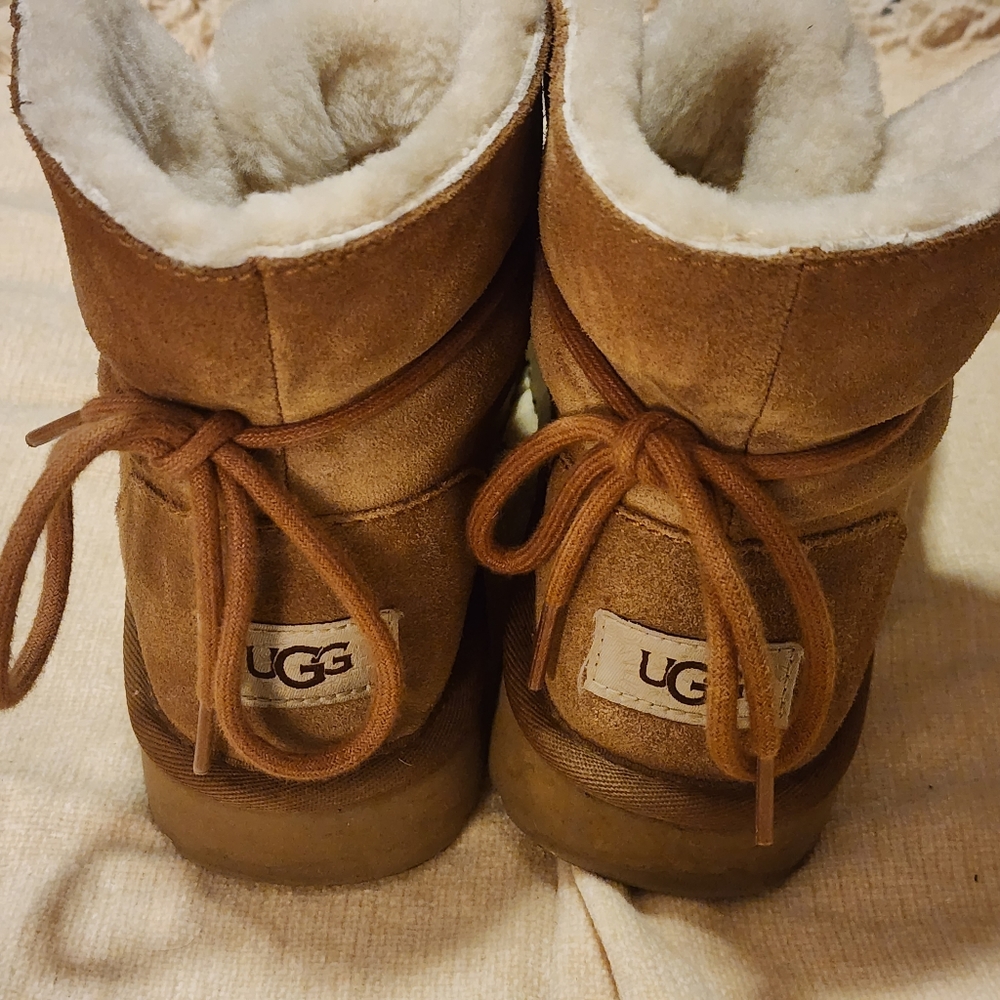 UGG BOOTS.